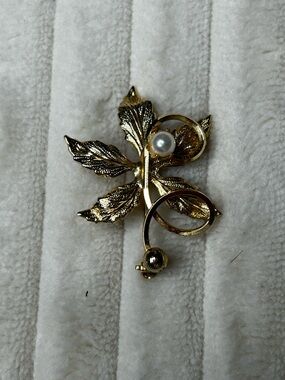 Bloomingdale's Vintage Gold Tine Leaf Brooch with Genuine Pearl Accent Old Money